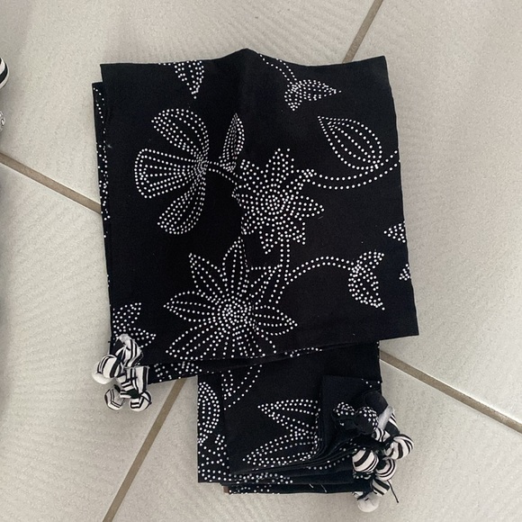 NWT AMAN Imports luxury table linens black white 4 placemats and 4 napkins. - Picture 4 of 4